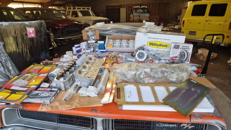 Ma 69 R/T SE avec pièces moteur 383 reçues des US pour un client