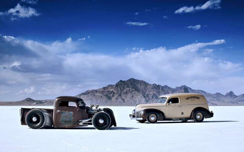 pustynya_oblaka_old_cars_desert_landscape_mountains_sky_cloud_race_motors_classic_trucks_3840x2400.jpg