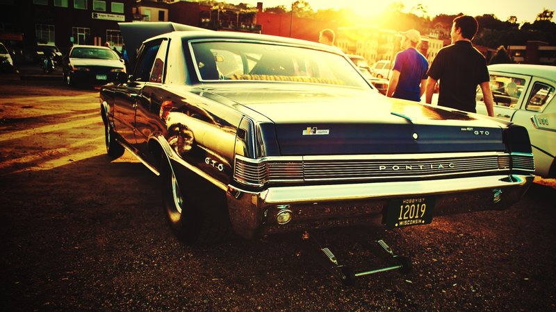 Pontiac_GTO_hot_rod_cars_classic_muscle_drag_racing_race_roads_sunset_people_1920x1080.jpg (1.02 Mio) Consulté 3065 fois Pontiac_GTO_hot_rod_cars_classic_muscle_drag_racing_race_roads_sunset_people_1920x1080.jpg
